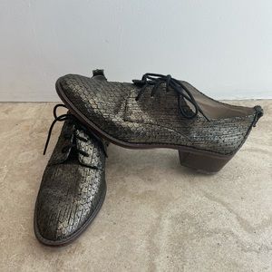 Women’s Louise et Cie metallic Oxford shoes